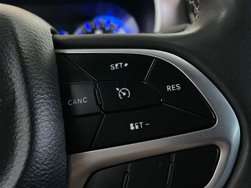 Used 2022 Chrysler Voyager LX image 25