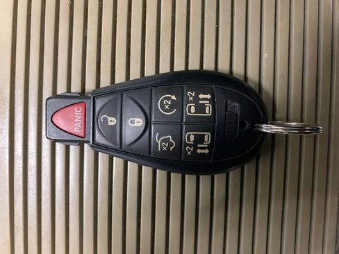 Used 2014 Chrysler Town & Country Touring-L image 33