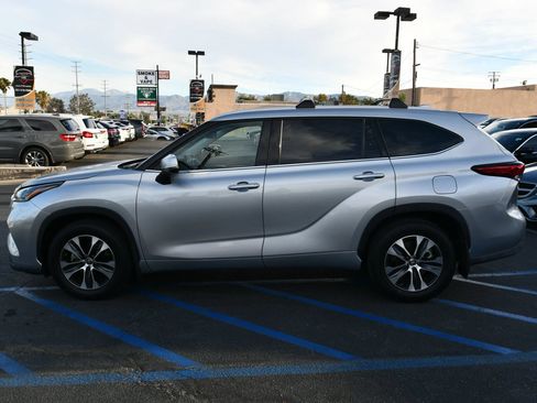 Used 2022 Toyota Highlander XLE FWD image 4