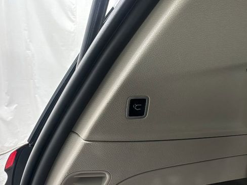 Used 2024 Chrysler Pacifica Touring-L image 18