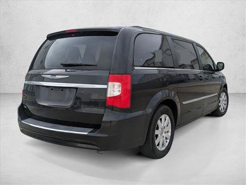 Used 2014 Chrysler Town & Country Touring image 5