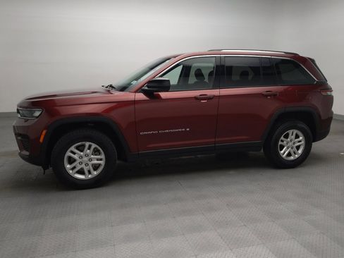 Used 2024 Jeep Grand Cherokee Laredo RWD image 2