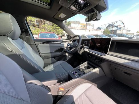 New 2025 Volkswagen Tiguan SE R-Line image 19