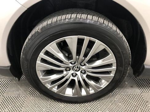 Used 2023 Toyota Venza Limited image 29