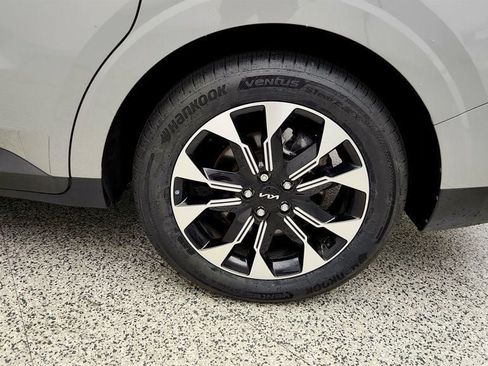 Used 2024 Kia Carnival EX FWD image 9