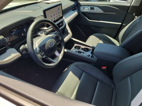 Used 2026 Ford Explorer Active w/ Active Comfort Package RWD image 3