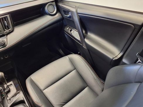 Used 2018 Toyota RAV4 SE image 11