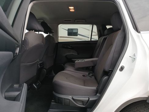 Used 2024 Toyota Highlander LE FWD image 26