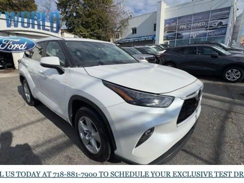 Used 2024 Toyota Highlander LE FWD image 7
