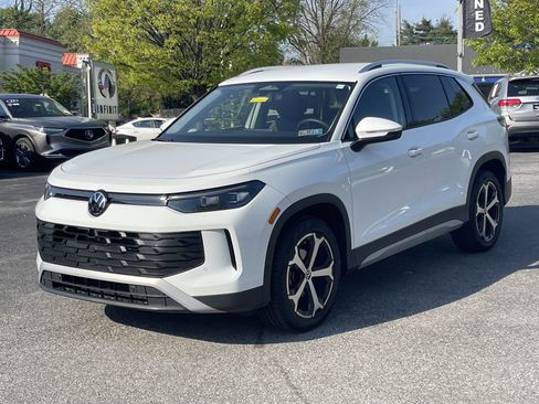 Used 2025 Volkswagen Tiguan SE image 2