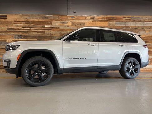 New 2025 Jeep Grand Cherokee L Altitude image 19