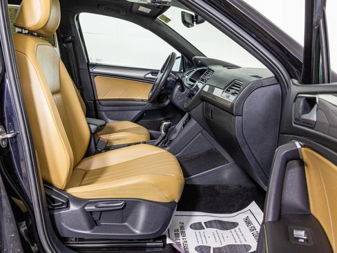Used 2022 Volkswagen Tiguan SE w/ Panoramic Sunroof Package AWD/4WD image 46