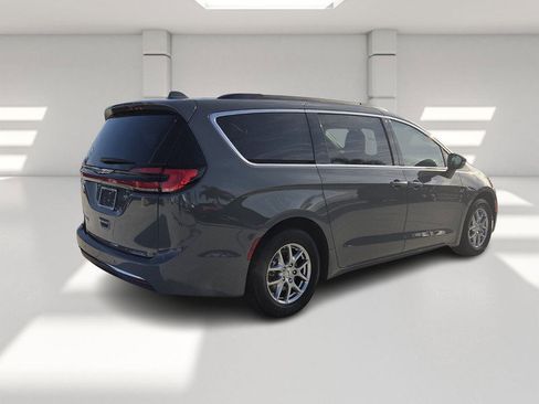 Used 2021 Chrysler Pacifica Touring image 5