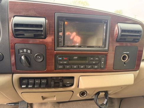 Used 2005 Ford F350 Lariat AWD/4WD image 12