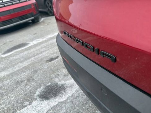 Used 2022 GMC Acadia SLE w/ Driver Convenience Package image 8