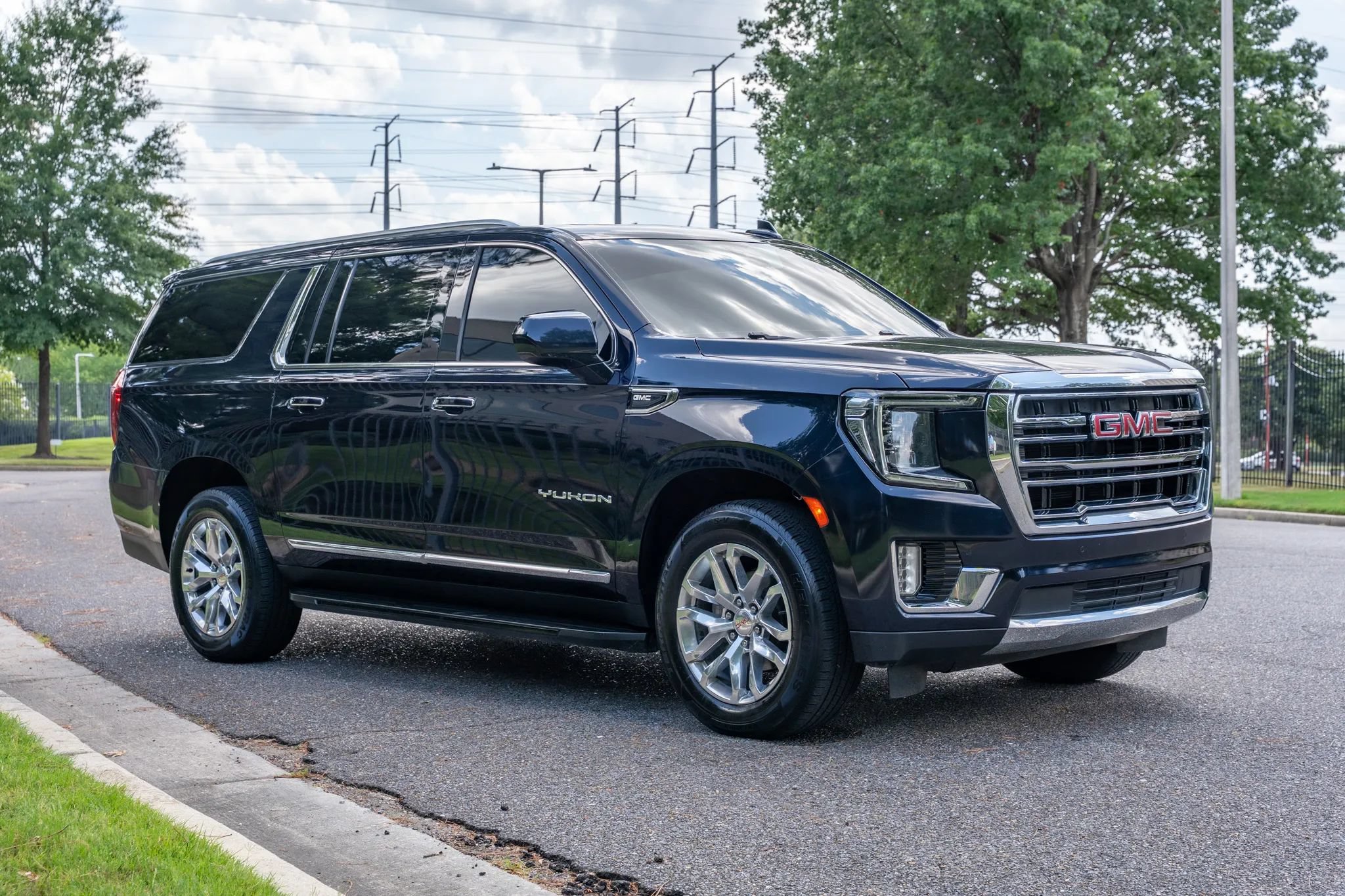 Used 2022 GMC Yukon XL SLT AWD/4WD image 4