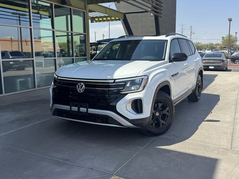 Used 2024 Volkswagen Atlas Peak Edition SE image 2