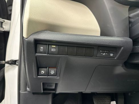 Used 2023 Toyota Sienna XLE FWD image 34