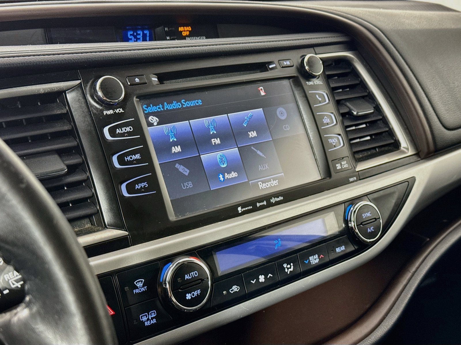 Used 2017 Toyota Highlander XLE AWD/4WD image 9