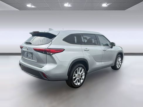 Used 2023 Toyota Highlander Limited FWD image 9