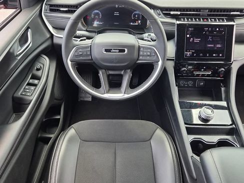 Used 2025 Jeep Grand Cherokee Altitude AWD/4WD image 13