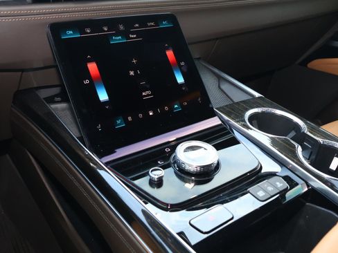 Used 2025 Cadillac Escalade Premium Luxury image 28