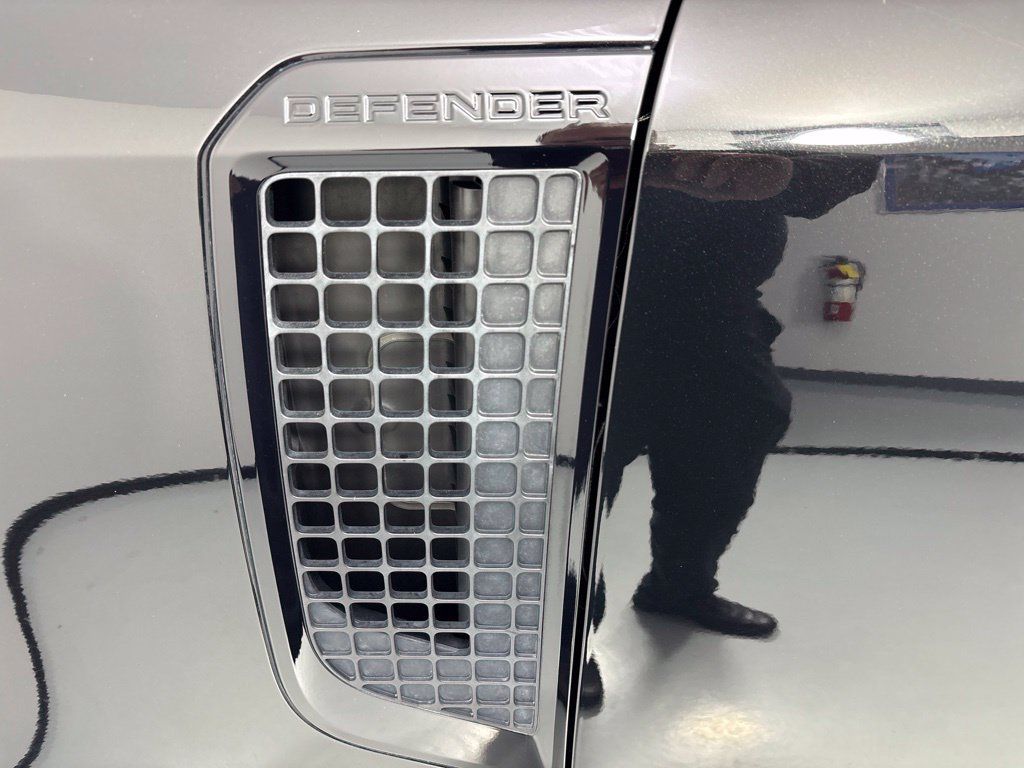 Used 2024 Land Rover Defender 110 X-Dynamic SE AWD/4WD image 10