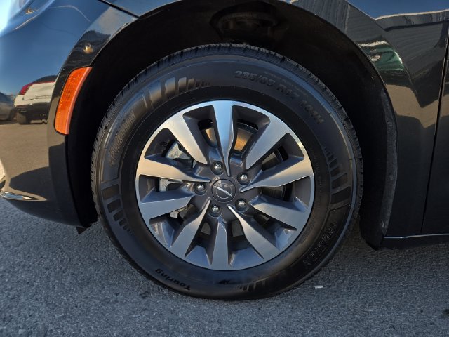 Used 2024 Chrysler Pacifica Limited FWD image 9