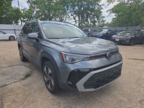 Used 2025 Volkswagen Taos SE AWD/4WD image 6