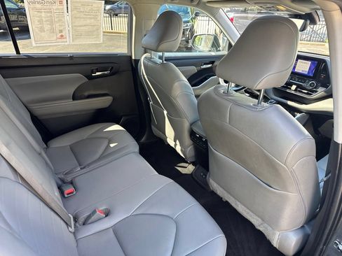 Used 2023 Toyota Highlander XLE FWD image 33