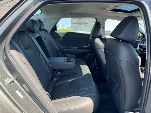 Used 2025 Hyundai Elantra Limited image 5