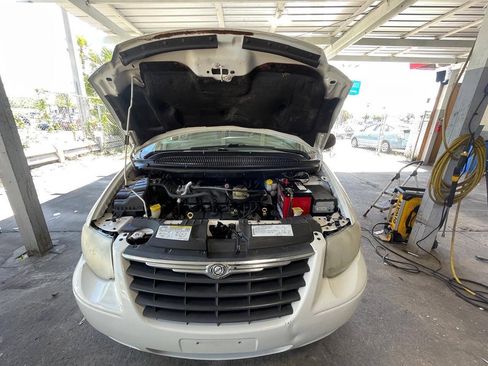 Used 2005 Chrysler Town & Country LX w/ Popular Equipment Group II FWD image 2