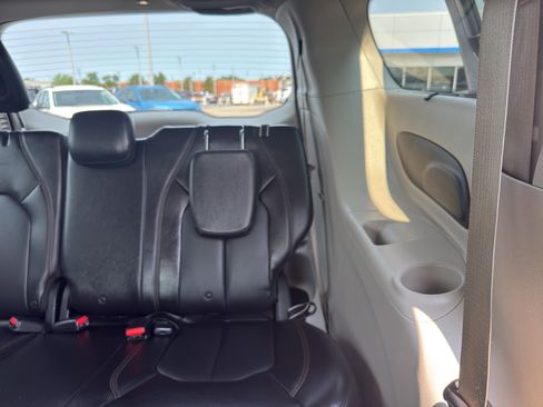 Used 2018 Chrysler Pacifica Touring-L w/ Tire & Wheel Group FWD image 33