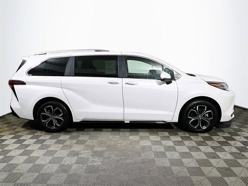 Certified 2025 Toyota Sienna Platinum image 9