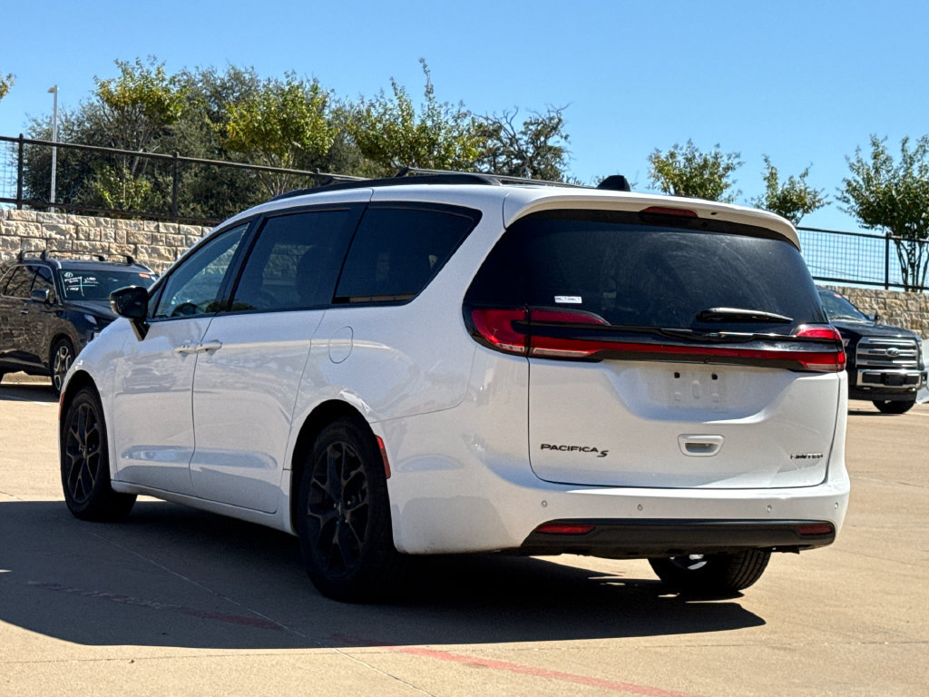 Used 2025 Chrysler Pacifica Limited FWD image 6