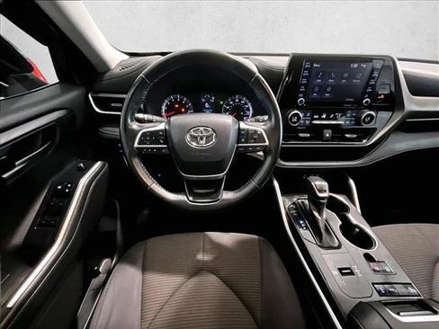 Used 2022 Toyota Highlander LE FWD image 7