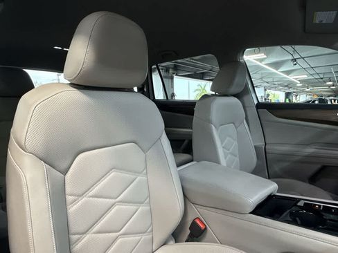 Certified 2024 Volkswagen Atlas SE w/ Black Wheel Package FWD image 27