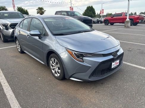 Used 2021 Toyota Corolla LE FWD image 3