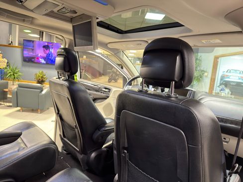 Used 2016 Chrysler Town & Country Touring-L image 27