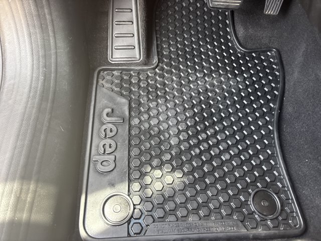 Used 2022 Jeep Renegade Latitude AWD/4WD image 23