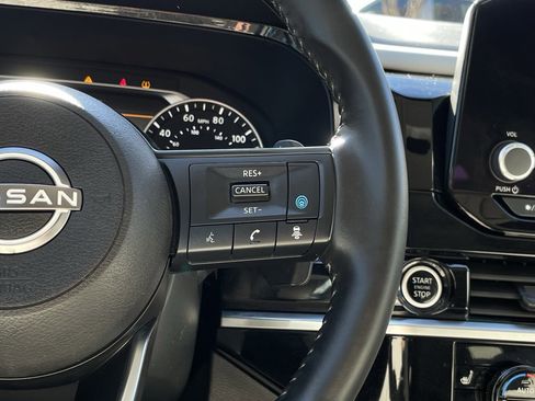 Used 2024 Nissan Pathfinder SV image 14