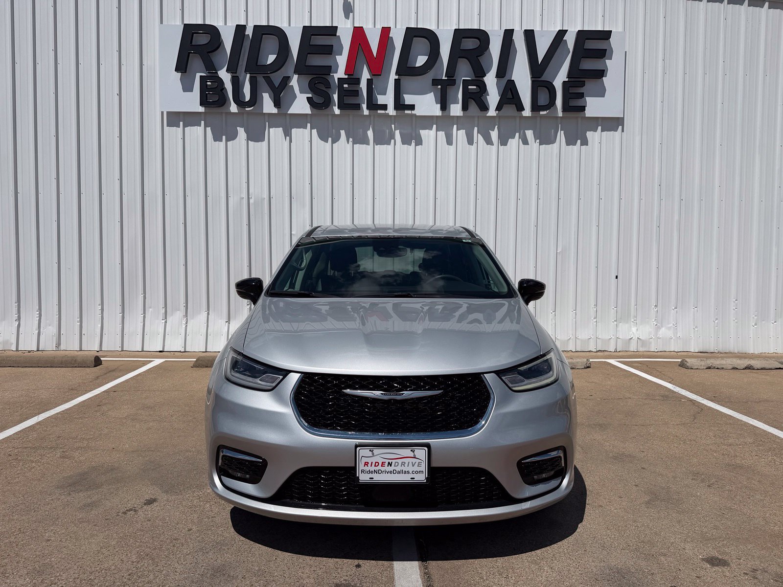 Used 2024 Chrysler Pacifica Touring-L FWD image 10