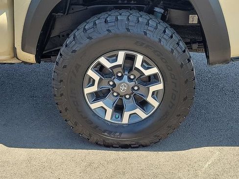 Used 2018 Toyota Tacoma TRD Off-Road AWD/4WD image 10