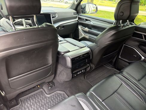 Certified 2024 Jeep Wagoneer L Series II w/ Convenience Group I AWD/4WD image 16