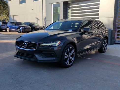 Used 2025 Volvo V60 B5 Cross Country Plus image 5