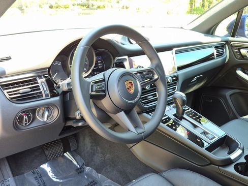 Certified 2026 Porsche Macan AWD/4WD image 4