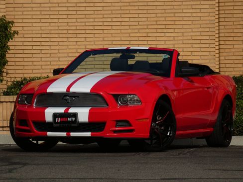 Used 2013 Ford Mustang Convertible image 4
