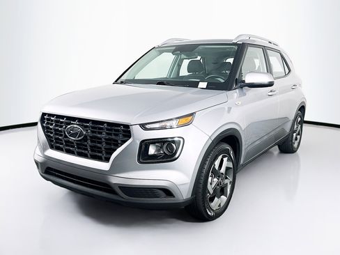 Used 2025 Hyundai Venue SEL FWD image 3