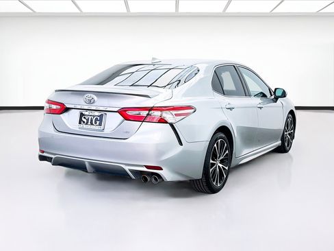 Used 2019 Toyota Camry SE image 4
