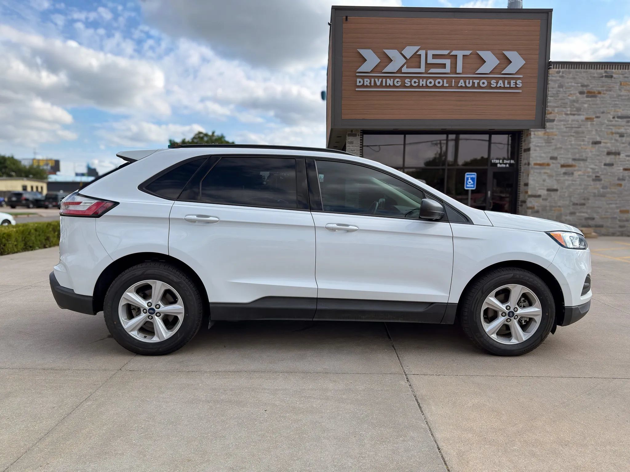 Used 2020 Ford Edge SE FWD image 9